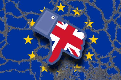 Symbolbild zum drohenden Brexit nach der von David Cameron angestrebten Volksabstimmung in Großbritannien zum Verbleib in der EU Europäische n Union: erodierende Flagge der EU und Facebook Dislike mit Daumen nach unten und Union Jack Symbol image to threat after the from David Cameron desired Referendum in UK to Remaining in the EU European n Union Eroding Flag the EU and Facebook dislike with Thumb after below and Union Jack